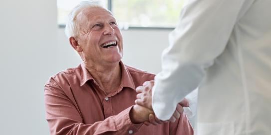 Arzt schüttelt Patient die Hand
