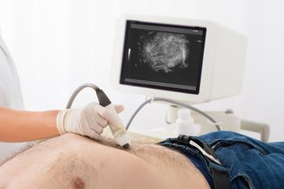 Mann bei Ultraschalluntersuchung am Bauch