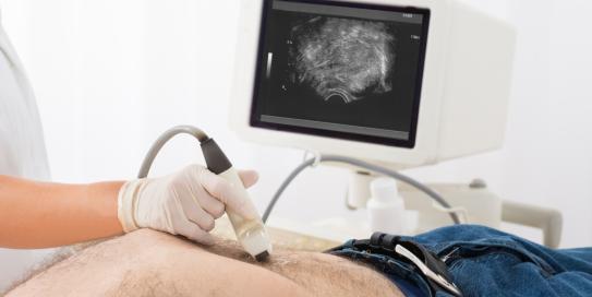 Mann bei Ultraschalluntersuchung am Bauch