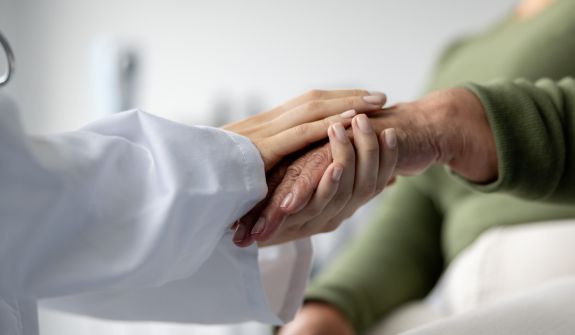 Junge Hand hält alte Hand