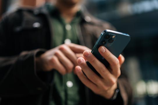 Nahaufnahme Hände an Handy