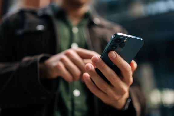 Nahaufnahme Hände an Handy