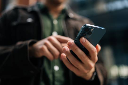 Nahaufnahme Hände an Handy